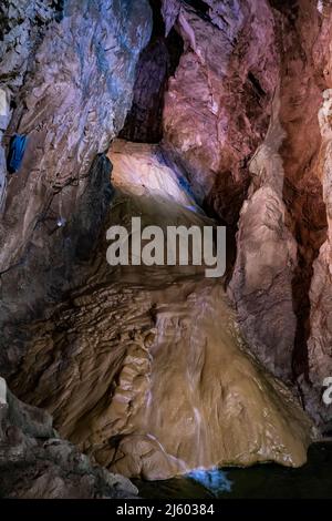 Vista presso la grotta stopica calcarea vicino Sirogojno sulla montagna Zlatibor in Serbia Foto Stock