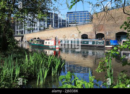 Vista del Regents Canal al sole primaverile dal Camley Nature Park, vicino a Kings Cross, a nord di Londra, Regno Unito Foto Stock