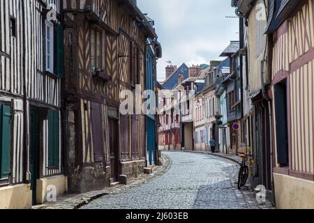 Tradizionali case a graticcio lungo una strada posteriore, Rouen, Francia Foto Stock