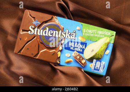 KHARKIV, UCRAINA - 3 NOVEMBRE 2021: La barra di cioccolato Studentska è una produzione ceca popolare di cioccolato da Orion, una parte della società di Nestle Foto Stock