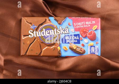 KHARKIV, UCRAINA - 3 NOVEMBRE 2021: La barra di cioccolato Studentska è una produzione ceca popolare di cioccolato da Orion, una parte della società di Nestle Foto Stock