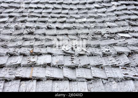 Vecchie scandole di legno sul tetto di una casa come sfondo o struttura Foto Stock