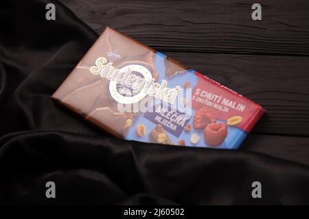 KHARKIV, UCRAINA - 3 NOVEMBRE 2021: La barra di cioccolato Studentska è una produzione ceca popolare di cioccolato da Orion, una parte della società di Nestle Foto Stock