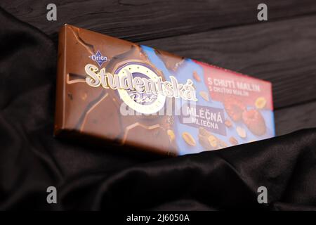 KHARKIV, UCRAINA - 3 NOVEMBRE 2021: La barra di cioccolato Studentska è una produzione ceca popolare di cioccolato da Orion, una parte della società di Nestle Foto Stock