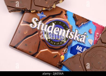 KHARKIV, UCRAINA - 3 NOVEMBRE 2021: La barra di cioccolato Studentska è una produzione ceca popolare di cioccolato da Orion, una parte della società di Nestle Foto Stock