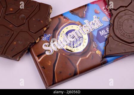 KHARKIV, UCRAINA - 3 NOVEMBRE 2021: La barra di cioccolato Studentska è una produzione ceca popolare di cioccolato da Orion, una parte della società di Nestle Foto Stock