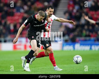 Michael Smith di Rotherham United (a sinistra) e Bailey Wright di Sunderland combattono per la palla durante la partita della Sky Bet League One allo Stadium of Light di Sunderland. Data foto: Martedì 26 aprile 2022. Foto Stock