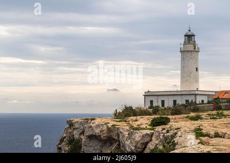 Paesaggio della scogliera dove si trova il faro sull'isola di formentera, spagna Foto Stock