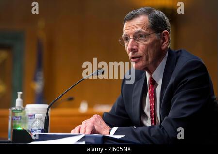 Washington, Vereinigte Staaten. 26th Apr 2022. Il senatore degli Stati Uniti John Barrasso (repubblicano del Wyoming), parla durante un'audizione del Comitato di Relazioni estere del Senato sul bilancio dell'anno fiscale 2023 al Campidoglio degli Stati Uniti a Washington, DC martedì 26 aprile 2022. Credit: Bonnie Cash/Pool via CNP/dpa/Alamy Live News Foto Stock