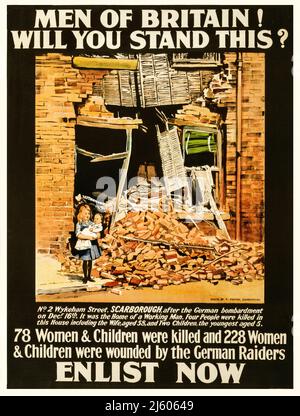 Un poster di reclutamento pubblicitario britannico del 1915 mostra una fotografia a seguito di un raid aereo quando 78 donne e bambini sono stati uccisi e 228 donne e bambini feriti dai predoni tedeschi. Poster che mostra una bambina che tiene un bambino, all'esterno di un edificio danneggiato dalla bomba. 1915 Foto di F. Foxton di Scarborough. Foto Stock