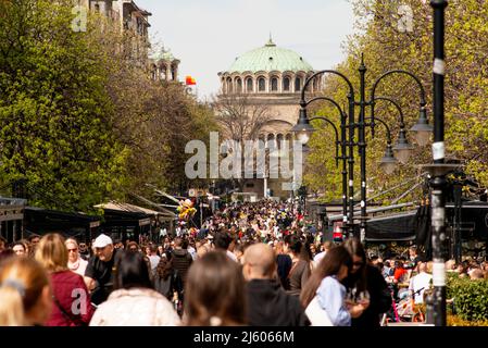 Sofia Bulgaria folla di persone che camminano sul viale pedonale Vitosha a Sofia, Bulgaria, Europa orientale, Balcani, UE Foto Stock