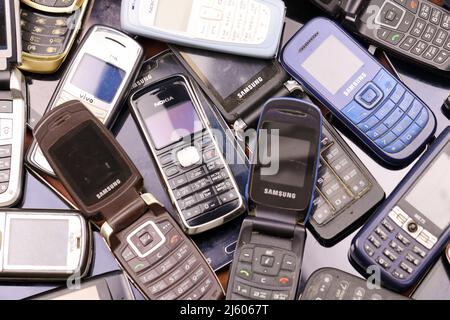 KHARKIV, UCRAINA - 16 DICEMBRE 2021: Alcuni vecchi hanno usato i telefoni cellulari obsoleti dal 90s-2000s periodo. Riciclare l'elettronica nel mercato a buon mercato Foto Stock