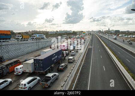 Nairobi, Kenya. 26th Apr 2022. Gli automobilisti sperimentano il traffico intenso durante l'ora di punta sulla strada senza pedaggio lungo la strada Mombasa. I lavori finali proseguono sulla costruzione dell'autostrada a pedaggio lunga 27,1km, la Nairobi Expressway è prevista per il giugno 2022. La superstrada di Nairobi è destinata a decongestionare la città di Nairobi. (Foto di Boniface Muthoni/SOPA Images/Sipa USA) Credit: Sipa USA/Alamy Live News Foto Stock