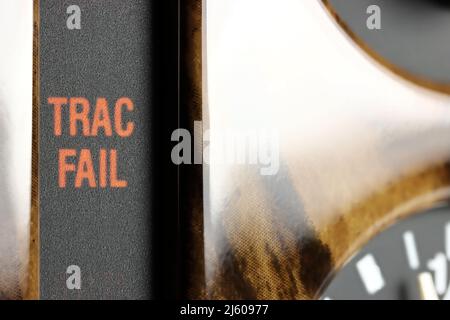 spia trac fail sul cruscotto della vettura Foto Stock