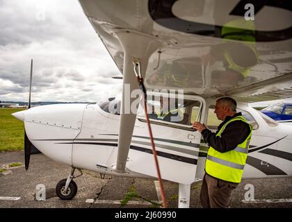 Glasgow, Scozia, Regno Unito. 26th Apr 2022. NELLA FOTO: L'evento della campagna Douglas Ross, leader conservatore scozzese, prende il volo in aereo all'aeroporto di Glasgow prima delle elezioni del governo locale. Credit: Colin Fisher/Alamy Live News Foto Stock