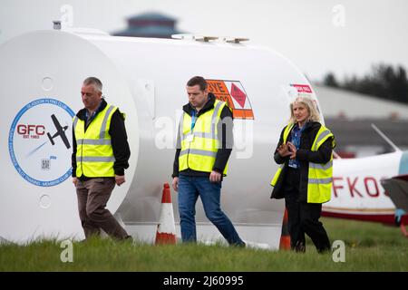 Glasgow, Scozia, Regno Unito. 26th Apr 2022. NELLA FOTO: L'evento della campagna Douglas Ross, leader conservatore scozzese, prende il volo in aereo all'aeroporto di Glasgow prima delle elezioni del governo locale. Credit: Colin Fisher/Alamy Live News Foto Stock