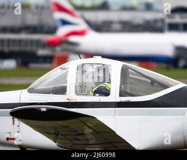 Glasgow, Scozia, Regno Unito. 26th Apr 2022. NELLA FOTO: L'evento della campagna Douglas Ross, leader conservatore scozzese, prende il volo in aereo all'aeroporto di Glasgow prima delle elezioni del governo locale. Credit: Colin Fisher/Alamy Live News Foto Stock