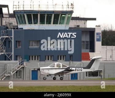 Glasgow, Scozia, Regno Unito. 26th Apr 2022. NELLA FOTO: L'evento della campagna Douglas Ross, leader conservatore scozzese, prende il volo in aereo all'aeroporto di Glasgow prima delle elezioni del governo locale. Credit: Colin Fisher/Alamy Live News Foto Stock