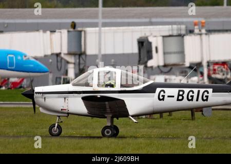 Glasgow, Scozia, Regno Unito. 26th Apr 2022. NELLA FOTO: L'evento della campagna Douglas Ross, leader conservatore scozzese, prende il volo in aereo all'aeroporto di Glasgow prima delle elezioni del governo locale. Credit: Colin Fisher/Alamy Live News Foto Stock