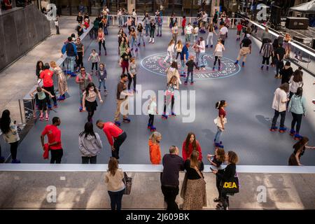 I turisti e i newyorkesi pattineranno intorno al Roller Boogie Palace di Flipper al Rockefeller Center di New York il suo grande giorno di apertura, venerdì 15 aprile 2022. Il Rockefeller Center ha ricreato l’iconica pista di pattinaggio a rotelle di Los Angeles Flipper’s, chiusa nel 1981, sostituendo l’iconica pista di pattinaggio su ghiaccio con una pista di pattinaggio a rotelle. Il Rockefeller Center ha avuto l'ultima pista di pattinaggio nel 1940. (© Richard B. Levine) Foto Stock