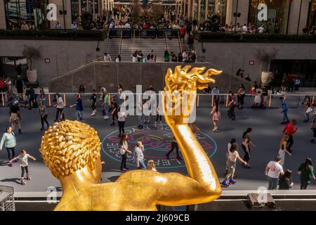 I turisti e i newyorkesi pattineranno intorno al Roller Boogie Palace di Flipper al Rockefeller Center di New York il suo grande giorno di apertura, venerdì 15 aprile 2022. Il Rockefeller Center ha ricreato l’iconica pista di pattinaggio a rotelle di Los Angeles Flipper’s, chiusa nel 1981, sostituendo l’iconica pista di pattinaggio su ghiaccio con una pista di pattinaggio a rotelle. Il Rockefeller Center ha avuto l'ultima pista di pattinaggio nel 1940. (© Richard B. Levine) Foto Stock