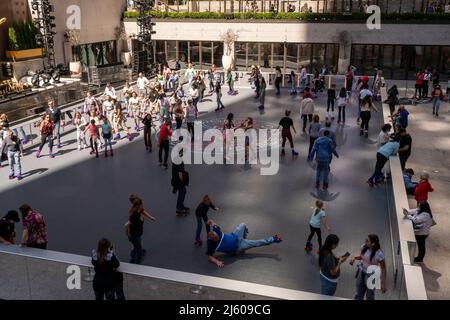 I turisti e i newyorkesi pattineranno intorno al Roller Boogie Palace di Flipper al Rockefeller Center di New York il suo grande giorno di apertura, venerdì 15 aprile 2022. Il Rockefeller Center ha ricreato l’iconica pista di pattinaggio a rotelle di Los Angeles Flipper’s, chiusa nel 1981, sostituendo l’iconica pista di pattinaggio su ghiaccio con una pista di pattinaggio a rotelle. Il Rockefeller Center ha avuto l'ultima pista di pattinaggio nel 1940. (© Richard B. Levine) Foto Stock