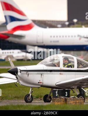 Glasgow, Scozia, Regno Unito. 26th Apr 2022. NELLA FOTO: L'evento della campagna Douglas Ross, leader conservatore scozzese, prende il volo in aereo all'aeroporto di Glasgow prima delle elezioni del governo locale. Credit: Colin Fisher/Alamy Live News Foto Stock