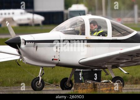 Glasgow, Scozia, Regno Unito. 26th Apr 2022. NELLA FOTO: L'evento della campagna Douglas Ross, leader conservatore scozzese, prende il volo in aereo all'aeroporto di Glasgow prima delle elezioni del governo locale. Credit: Colin Fisher/Alamy Live News Foto Stock