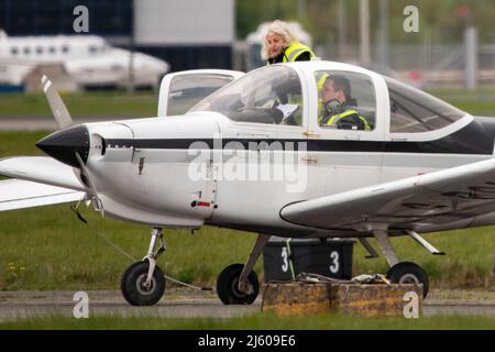 Glasgow, Scozia, Regno Unito. 26th Apr 2022. NELLA FOTO: L'evento della campagna Douglas Ross, leader conservatore scozzese, prende il volo in aereo all'aeroporto di Glasgow prima delle elezioni del governo locale. Credit: Colin Fisher/Alamy Live News Foto Stock