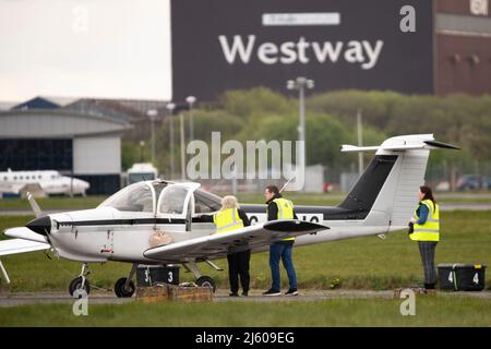 Glasgow, Scozia, Regno Unito. 26th Apr 2022. NELLA FOTO: L'evento della campagna Douglas Ross, leader conservatore scozzese, prende il volo in aereo all'aeroporto di Glasgow prima delle elezioni del governo locale. Credit: Colin Fisher/Alamy Live News Foto Stock