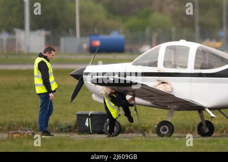 Glasgow, Scozia, Regno Unito. 26th Apr 2022. NELLA FOTO: L'evento della campagna Douglas Ross, leader conservatore scozzese, prende il volo in aereo all'aeroporto di Glasgow prima delle elezioni del governo locale. Credit: Colin Fisher/Alamy Live News Foto Stock