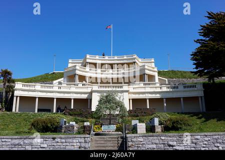 Plymouth, Devon, Regno Unito. 26th aprile 2022. Una giornata di sole primaverile al Hoe di Plymouth. Le piattaforme di osservazione della torta nuziale del Belvedere. Foto Stock