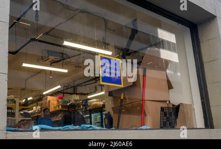 Un negozio scuro per il servizio di consegna superveloce di generi alimentari Getir nel quartiere di Murray Hill a New York Sabato, 23 aprile 2022 accoglie i clienti walk-in. Getir è stato iniziato in Turchia nel 2015 ed è stato ampliato in Europa originariamente. (© Richard B. Levine) Foto Stock