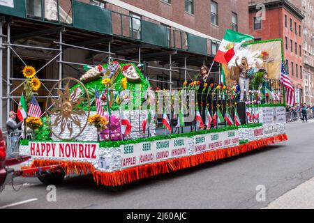 Gli iraniani-americani e i loro sostenitori alla Parata Persiana annuale, indietro da un biennio di pandemia, su Madison Ave. A New York domenica 24 aprile 2022. La sfilata celebra Nowruz, Capodanno in lingua farsi. La vacanza simboleggia la purificazione dell'anima e risale alla religione pre-islamica dello Zoroastrismo. (© Richard B. Levine) Foto Stock