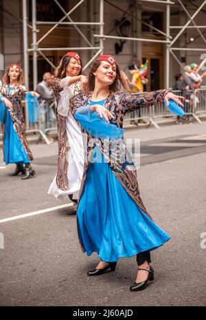 Gli iraniani-americani e i loro sostenitori alla Parata Persiana annuale, indietro da un biennio di pandemia, su Madison Ave. A New York domenica 24 aprile 2022. La sfilata celebra Nowruz, Capodanno in lingua farsi. La vacanza simboleggia la purificazione dell'anima e risale alla religione pre-islamica dello Zoroastrismo. (© Richard B. Levine) Foto Stock