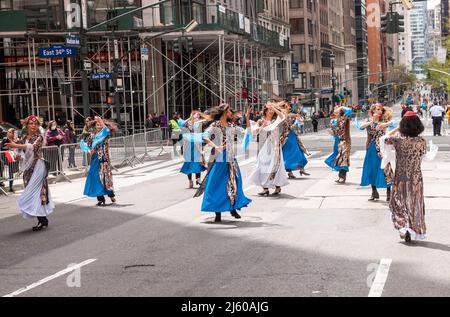 Gli iraniani-americani e i loro sostenitori alla Parata Persiana annuale, indietro da un biennio di pandemia, su Madison Ave. A New York domenica 24 aprile 2022. La sfilata celebra Nowruz, Capodanno in lingua farsi. La vacanza simboleggia la purificazione dell'anima e risale alla religione pre-islamica dello Zoroastrismo. (© Richard B. Levine) Foto Stock