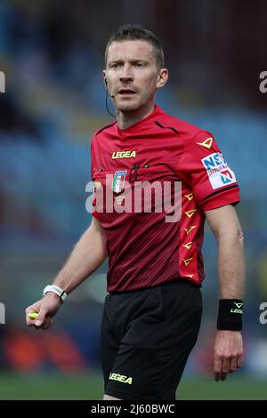 Como, Italia. 25th Apr 2022. L'arbitro Marco Serra si presenta durante Como 1907 vs LR Vicenza, partita di calcio italiana Serie B a Como, Italia, Aprile 25 2022 Credit: Independent Photo Agency/Alamy Live News Foto Stock