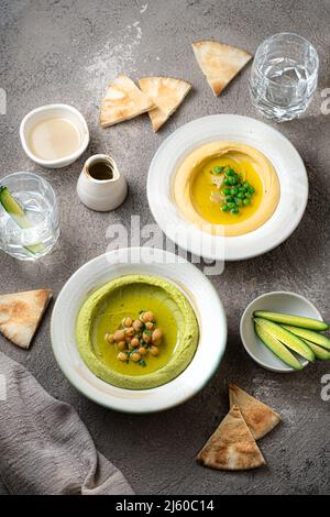 Nevi piselli Hummus e ceci piselli hummus, con acqua e verdure fresche Foto Stock