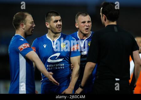 SOUTH SHIELDS, REGNO UNITO. APRILE 26th i giocatori di Warrington Town discutono con l'arbitro durante la partita della Premier League del Nord della semifinale tra South Shields e Warrington Town al Mariners Park, South Shields martedì 26th aprile 2022. (Credit: Will Matthews | MI News) Credit: MI News & Sport /Alamy Live News Foto Stock