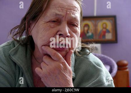Non esclusiva: DOVHOPOLE, UCRAINA - 25 APRILE 2022 - una donna anziana vive nella palestra di una scuola locale che è diventata casa di sfollati da Kyiv R. Foto Stock