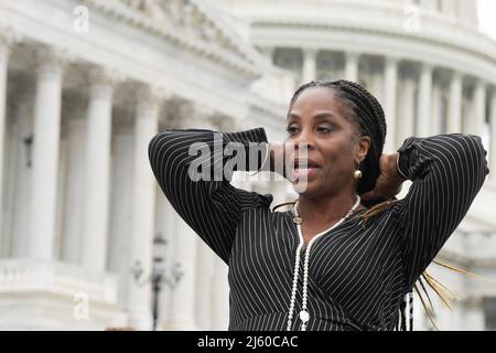 Washington, Stati Uniti. 26th Apr 2022. IL Congresso DEGLI STATI UNITI Stacey Plaskett (D-VI-01) annuncia il progetto Black Innovation Bill durante una conferenza stampa presso House Triangle/Capitol Hill a Washington. Credit: SOPA Images Limited/Alamy Live News Foto Stock