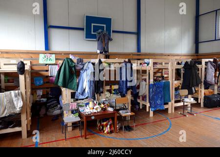 Non esclusiva: DOVHOPOLE, UCRAINA - 25 APRILE 2022 - gli sfollati della Regione di Kiev vivono nella palestra di una scuola locale, il villaggio di Dovhopole, Ivano-fra Foto Stock