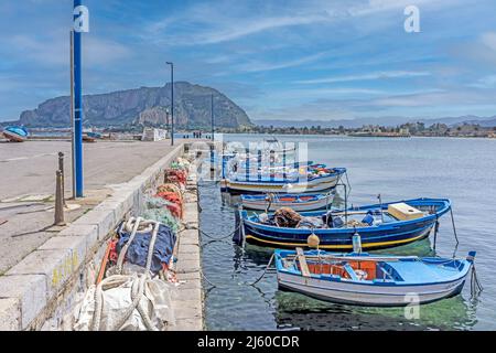 Le colorate barche da pesca ormeggiate lungo il molo di Mondello, Sicilia, Italia. Foto Stock