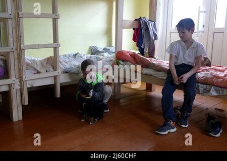 Non esclusiva: DOVHOPOLE, UCRAINA - 25 APRILE 2022 - i ragazzi sono visti nella palestra di una scuola locale che è diventata casa di sfollati dalla regione di Kyiv Foto Stock