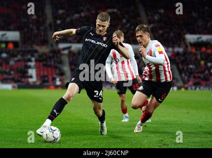 Michael Smith di Rotherham United (a sinistra) e Callum Doyle di Sunderland combattono per la palla durante la partita della Sky Bet League One allo Stadium of Light di Sunderland. Data foto: Martedì 26 aprile 2022. Foto Stock