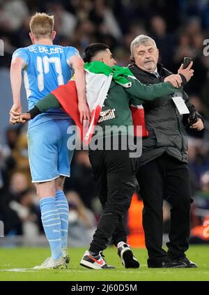 Manchester, Inghilterra, 26th aprile 2022. Un invasore di campo tenta di prendere un selfie con Kevin De Bruyne di Manchester City durante la partita della UEFA Champions League all'Etihad Stadium di Manchester. Il credito d'immagine dovrebbe leggere: Andrew Yates / Sportimage Credit: Sportimage/Alamy Live News Foto Stock