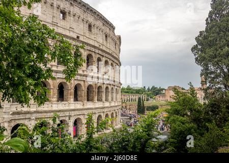 Colosseo Romano al giorno sotto il cielo nuvoloso a Roma, Italia 01 Foto Stock