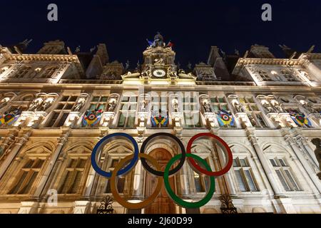 PARIGI, FRANCIA - 25 aprile 2022 : veduta delle decorazioni degli anelli olimpici di fronte al municipio di Parigi situato nel distretto 4th di Parigi. La Francia lo farà Foto Stock