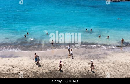 dh Playa del Duque COSTA ADEJE TENERIFE Vacanze turistiche spiaggia persone mare sud spiagge costa Foto Stock