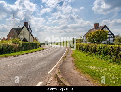 Abbots Salford Street view con cottage in Warwickshire, Inghilterra. Foto Stock